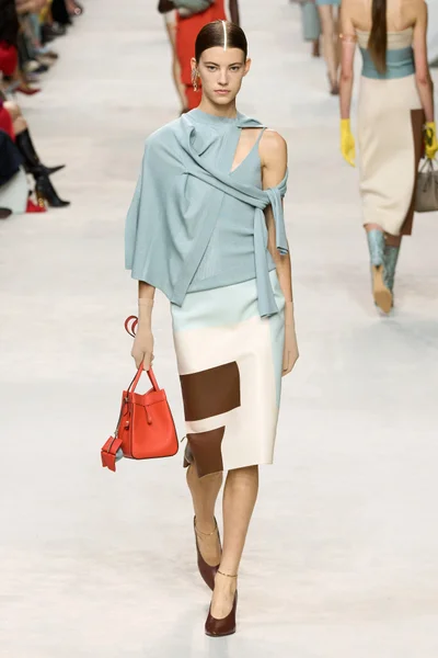 Look 10